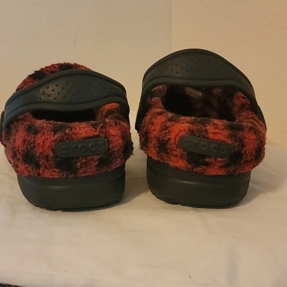 CHILDREN'S CLASSIC CROCS -‎ FLEECE LINED (sz 10-11)